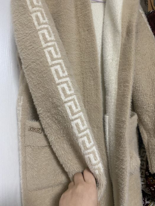 Kardigan ikki tomonla ogrib kiysa boladigan kapishoniyam bor