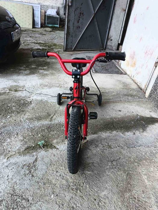 детси велосипед Specialized с опорни колела, които се махат
