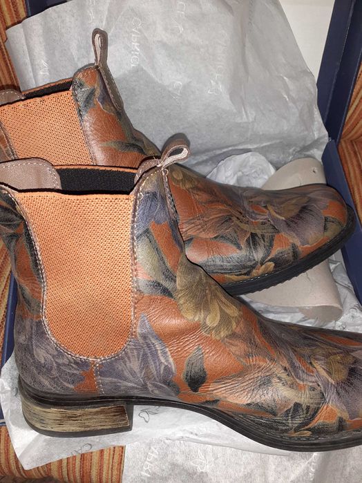 Красиви боти в есенни листа