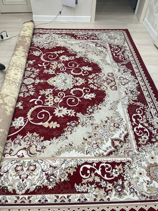 Красный ковер средний