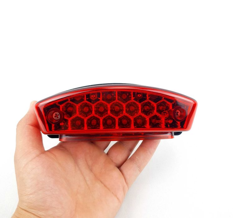 Lampă Stop LED Universală 12V pentru ATV, Quad, UTV și Motocicletă – Poziție + Frână, Lentilă Roșie Sau Fumurie, Design Sport – B22