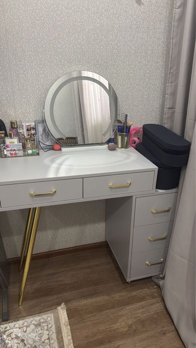 Продам туалетный столик с зеркалом