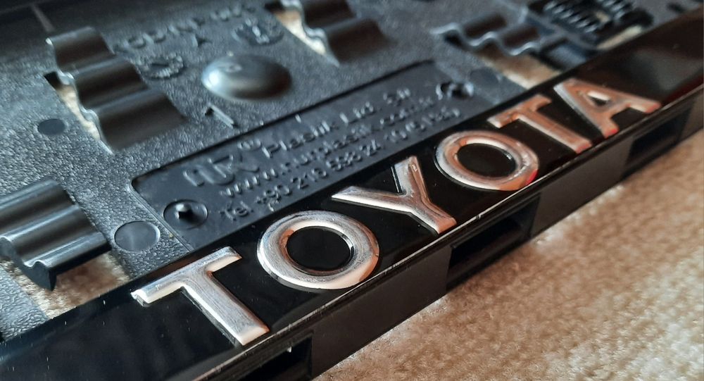 Табела , рамка , стойка , подложка за  регистрационен номер на Toyota