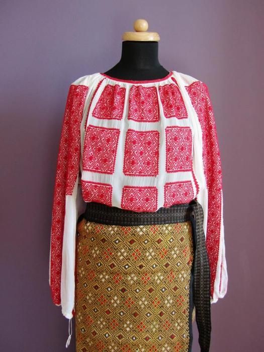 ie și poale cusute pe marchizet cu fir de bumbac de culoare roșie.