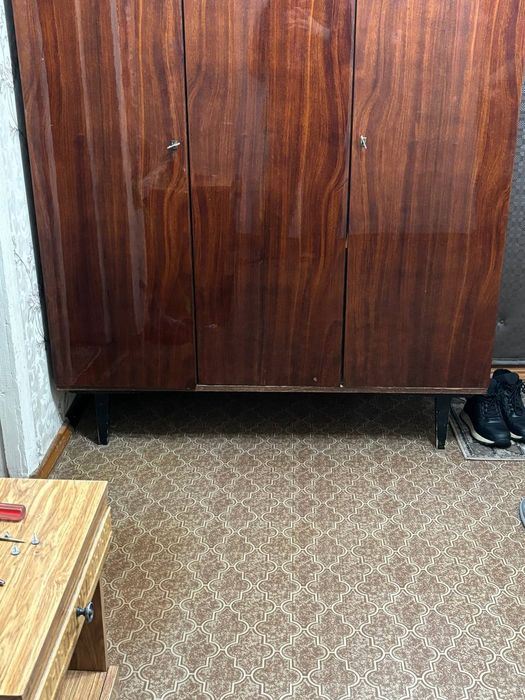 Продам б/у шифоньер производство СССР