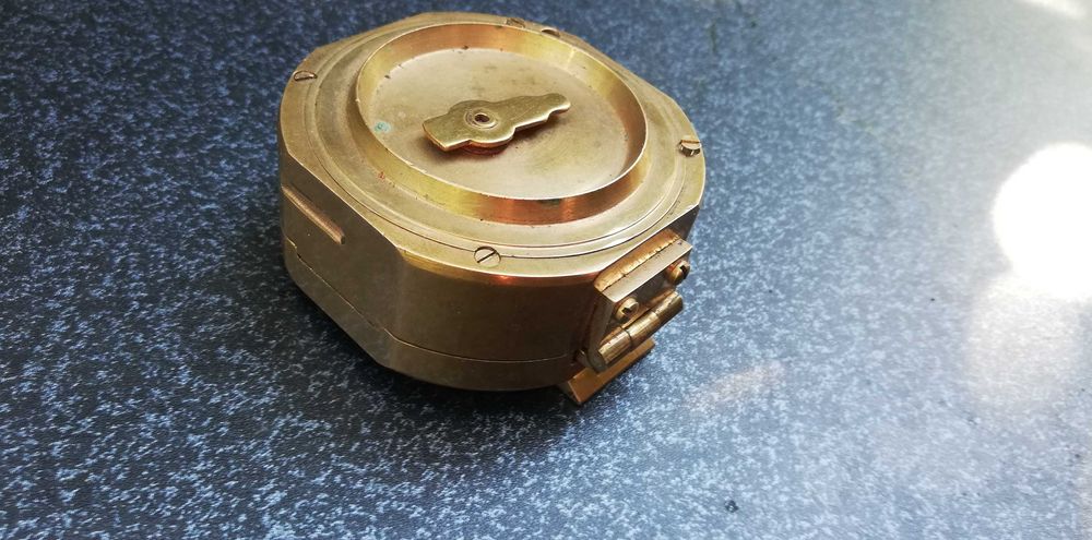 Стар компас, бронзов. В отлично състояние.