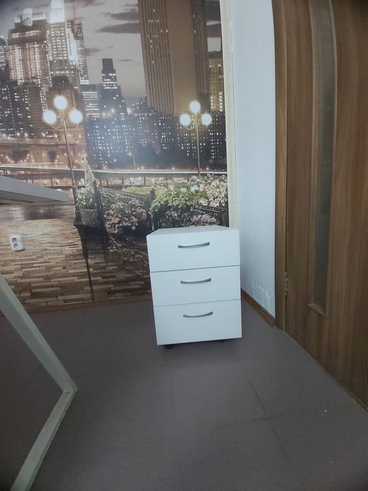 Продается стол и тумба