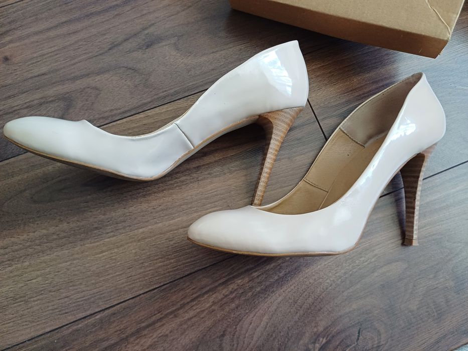 Лачени обувки в телесен цвят