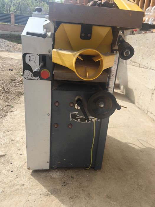 Mașina de rindeluit pe banc