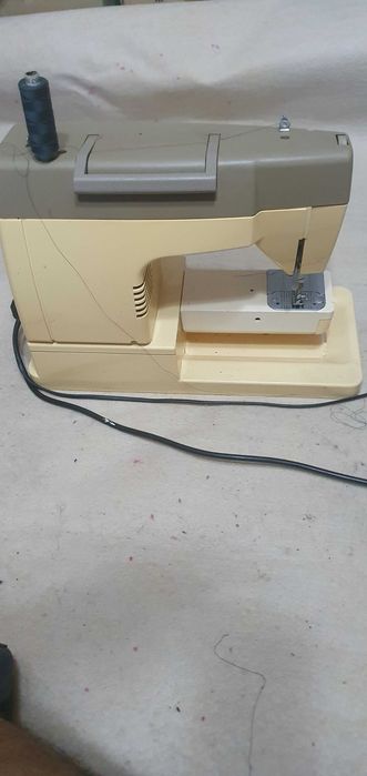 Singer 7146 | Mașină de cusut electrică | Made in Italy | FuncționalăSinger 7146 | Mașină de cusut electrică | Made in Italy | Funcțională