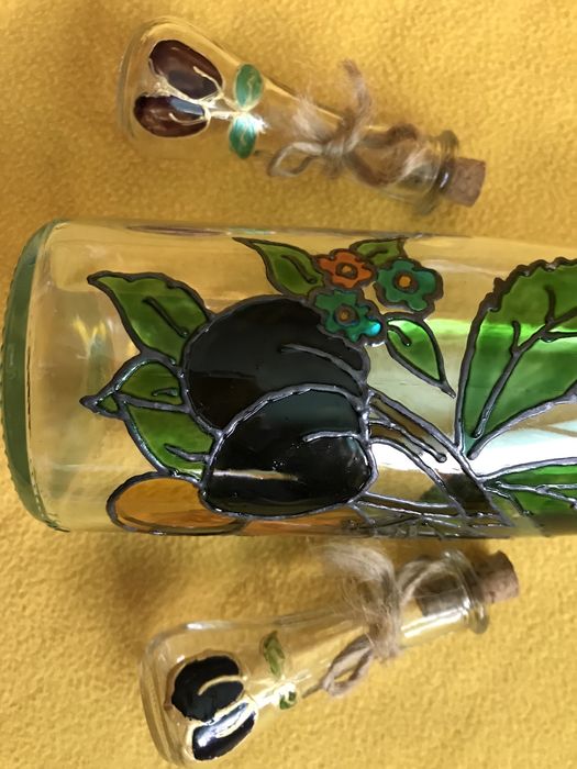 Винтидж бутилка от френска ракия с две юзчета ръчно рисувани сливи