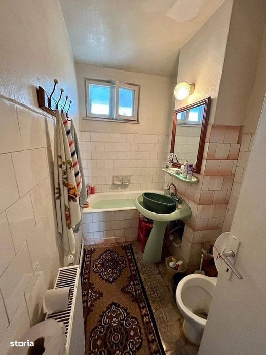 De vanzare apartament cu 3 camere, situat central,spatios,Pret: 55000e
