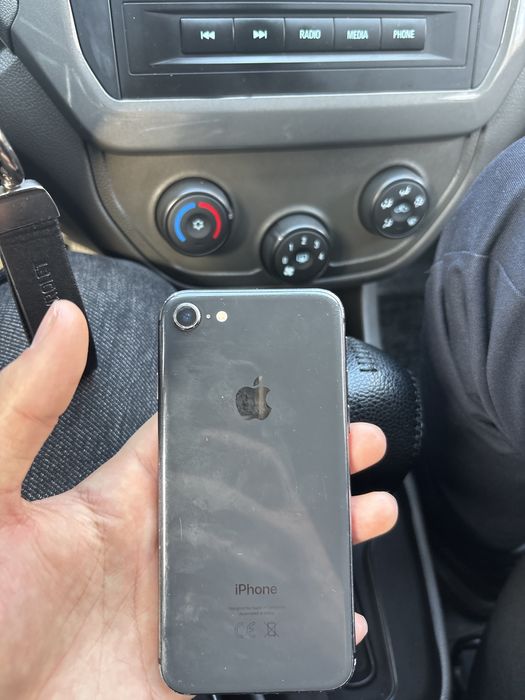 Продам айфон8.