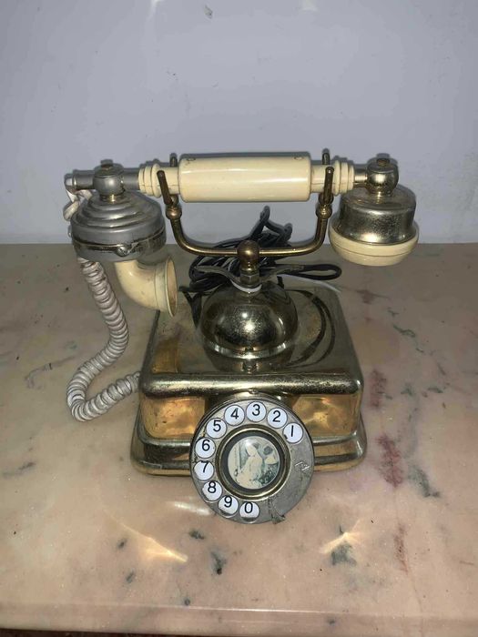 Telefon vintage in carcasa de alama functional