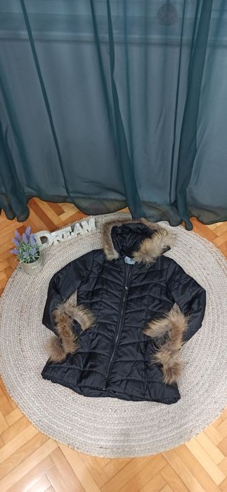 Кокетно черно шушляково яке с естествен пух