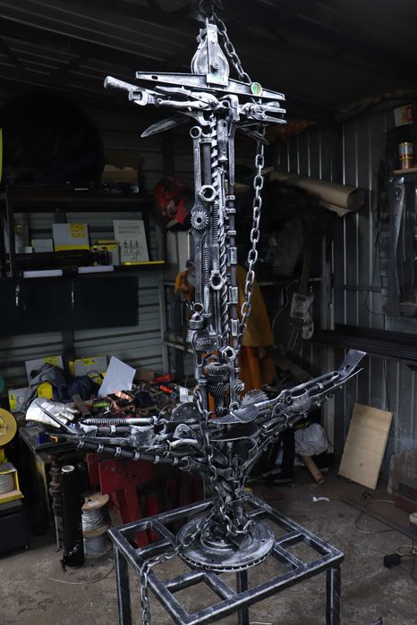 Sculptura Ancora din scule si unelte