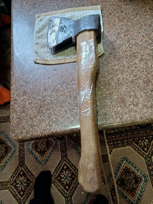 Болта сотилади. Продается топор