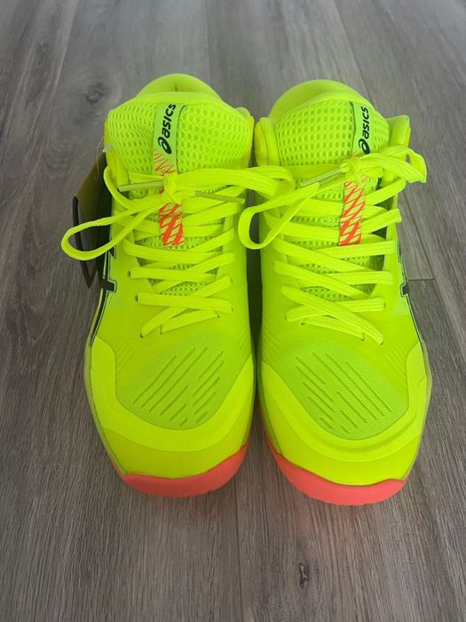 Продается кроссовки asics