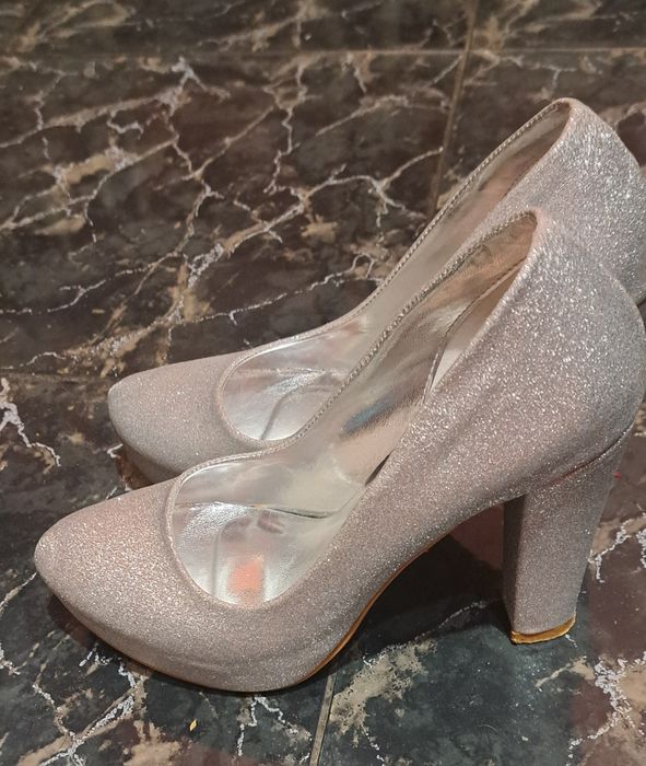 Сребристи обувки и чанта