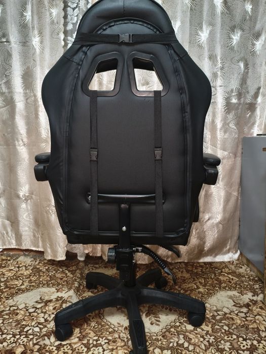 Стул черный игровой