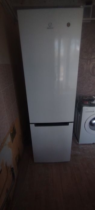 Холодильник Indesit