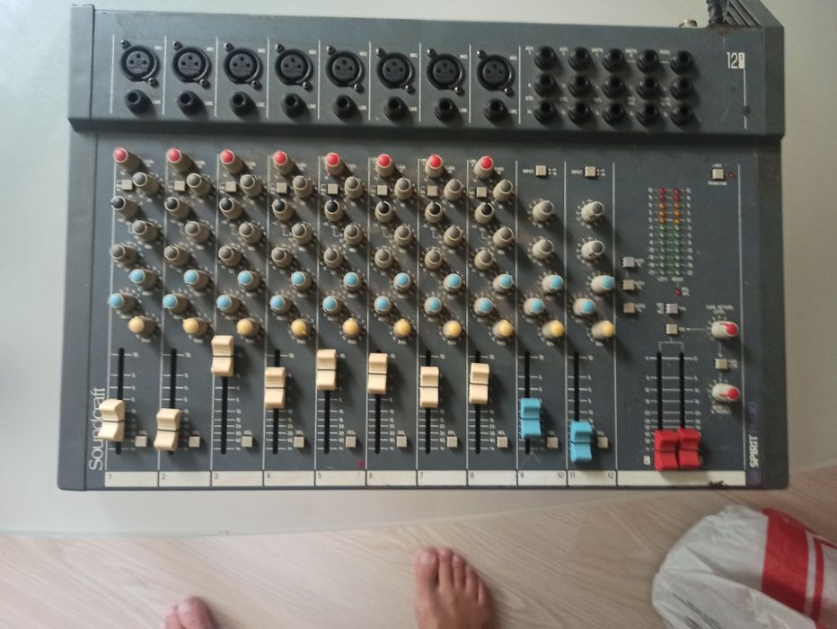 Мишпулт soundcraft 12chanal