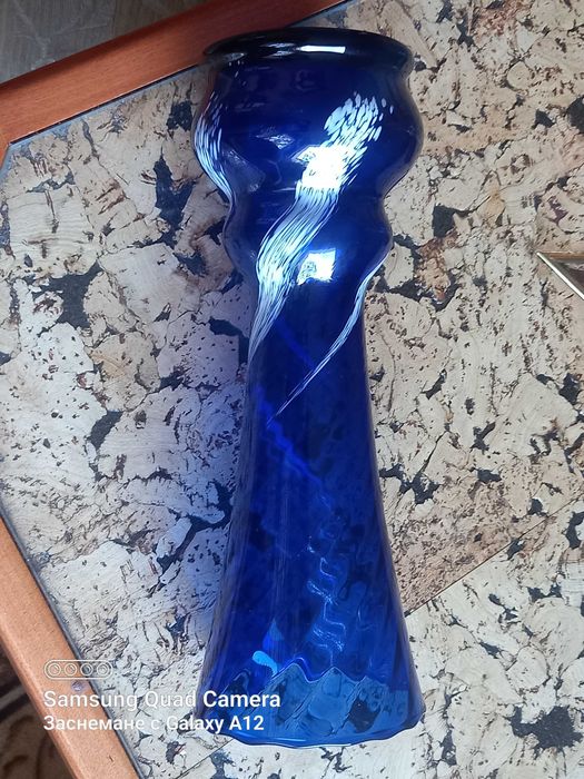 Нежни вази и плато-кобалтово синьо