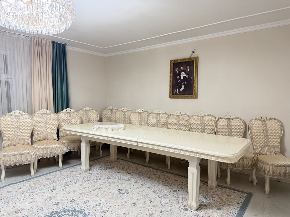 Продаётся роскошный обеденный стол со стульями!