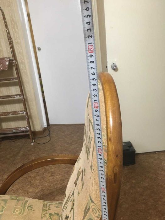 Кресло качалка из толстого дерева очень крепкое