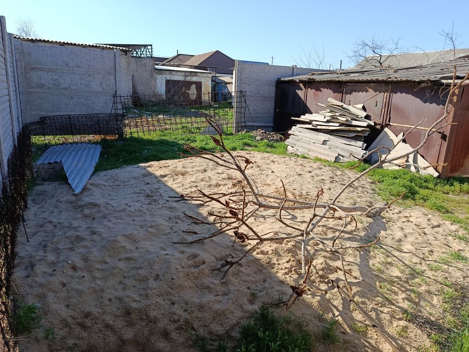 Продаётся участок, с отдельным въездом.