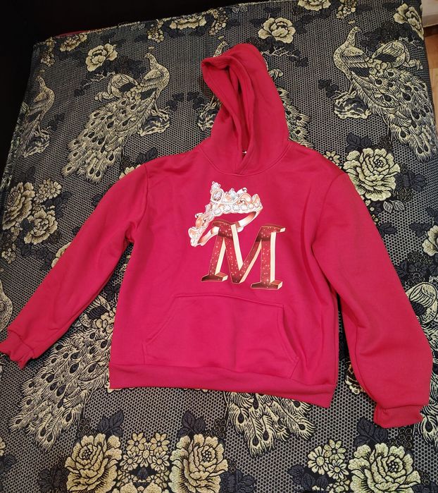 Training damă mărimea L hanorac rosu cu pataloni negri cu inițiala M