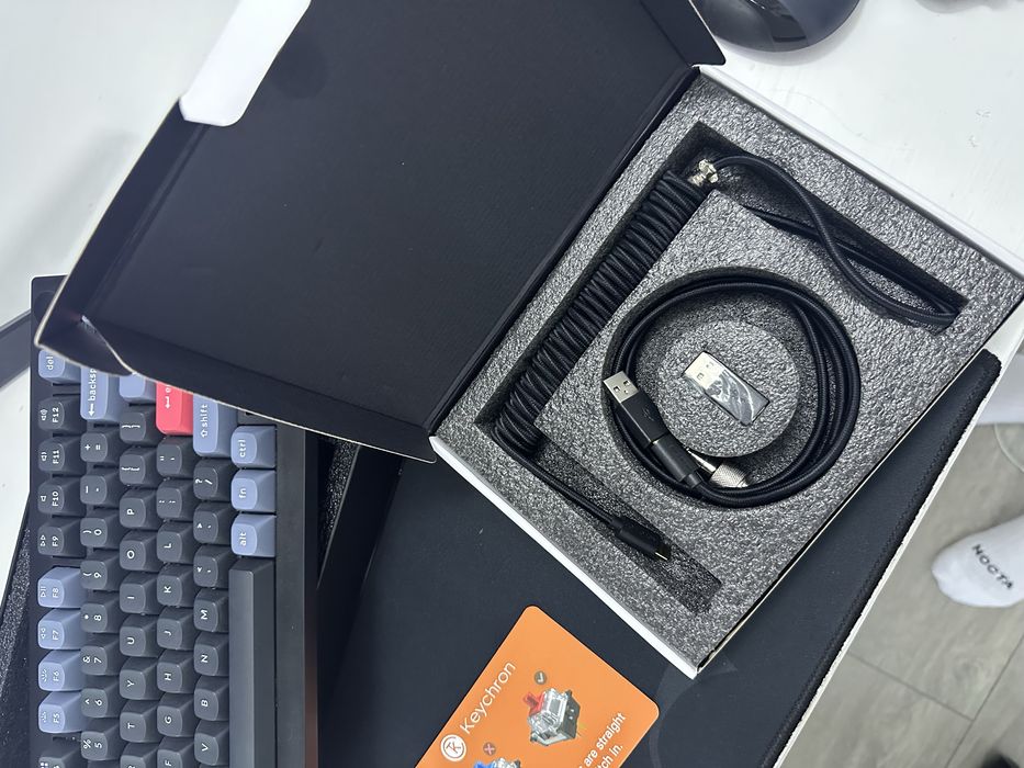 Tastatura keychron v1 mecanica cu knob + coiled cable