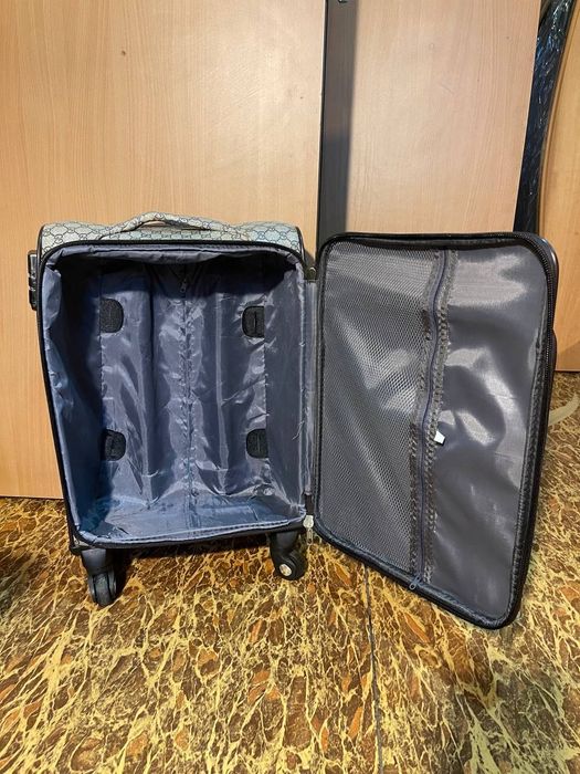 Чемодан среднего размера