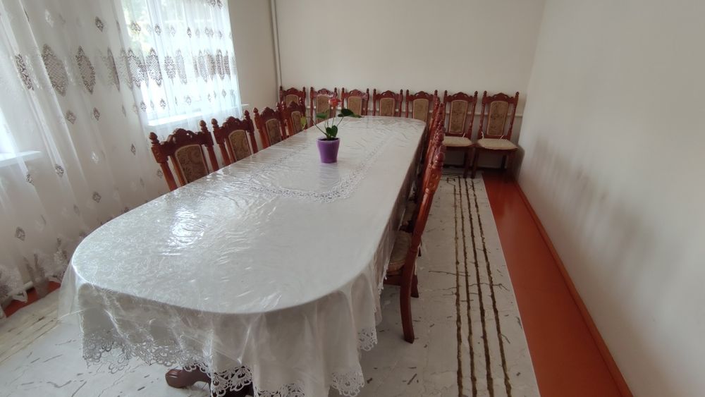 Стол со стульями