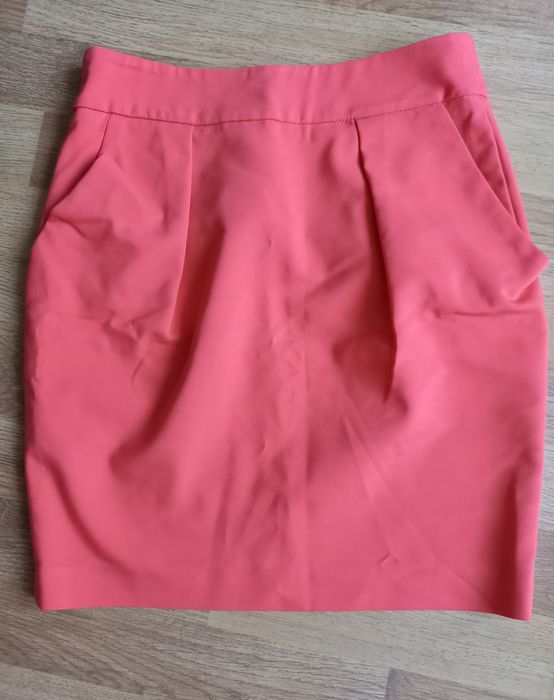 Fusta Zara model conic cu buzunare