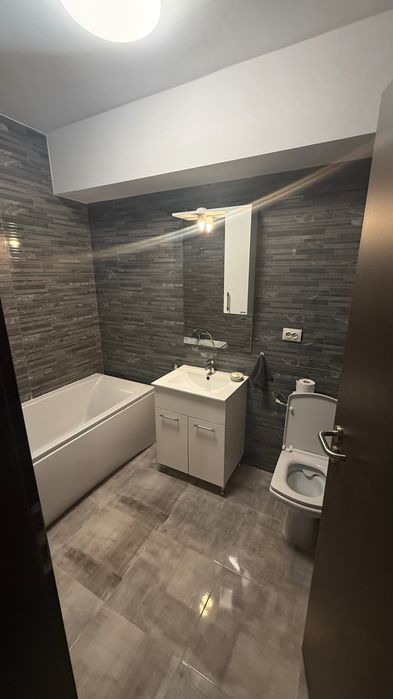 Închiriez apartament, în spate la mall blocurile vezi