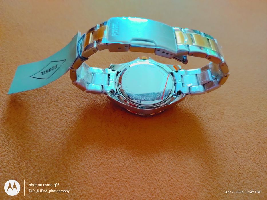 Продавам чисто нов дамски часовник Fossil