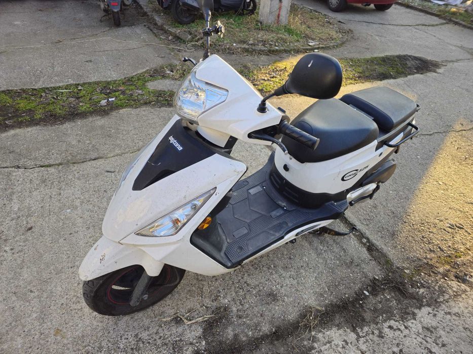 Vand Scuter in 6 rate. 125 cc, ABS, benzina, an 2023, 1650 euro