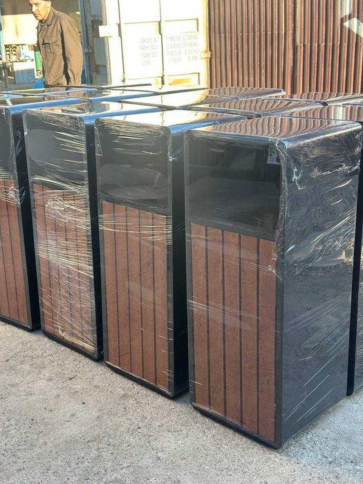 Металлическая мусорная урна