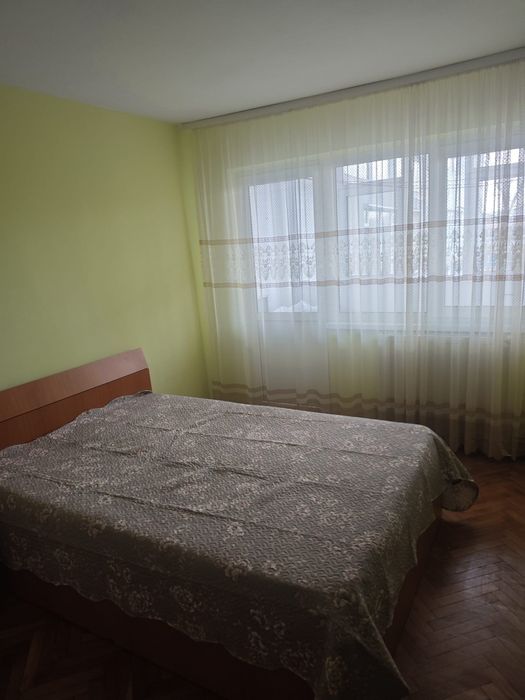 La închiriere,apartament cu trei camere