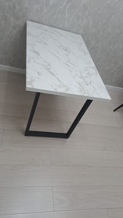 Кухонный стол  .