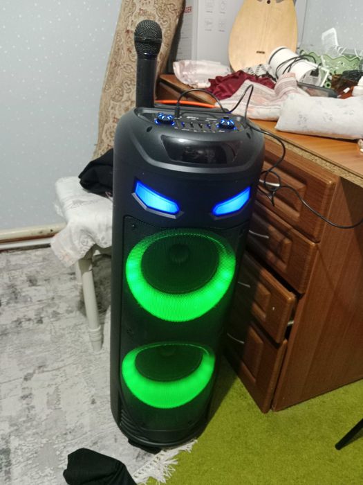 Музыкальный центр продам, микрофон имеется.