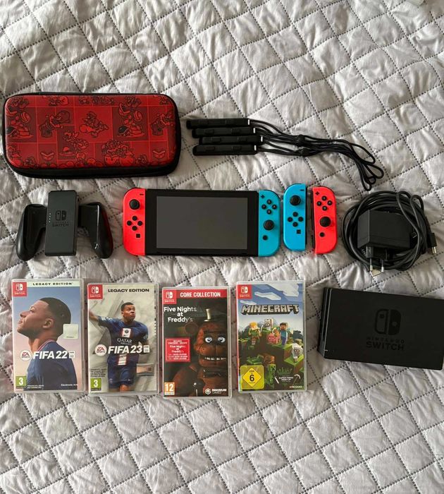 Nintendo Switch + допълнителени контролери + 4 игри + аксесоари
