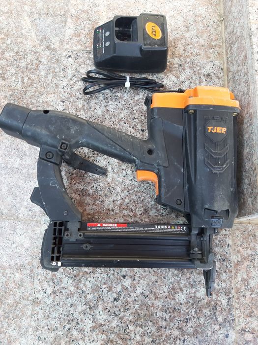 T Jep pistol pentru cuie pe acumulatori