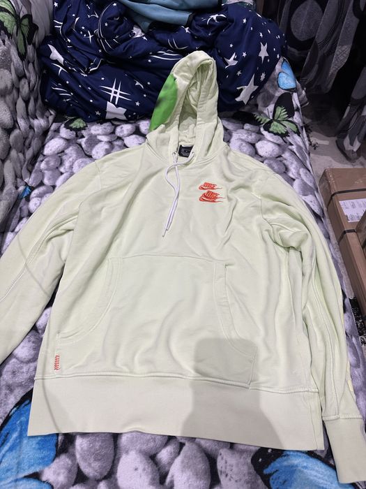 Hanorac Nike universal Marimea M dar destul de larg zici ca e L