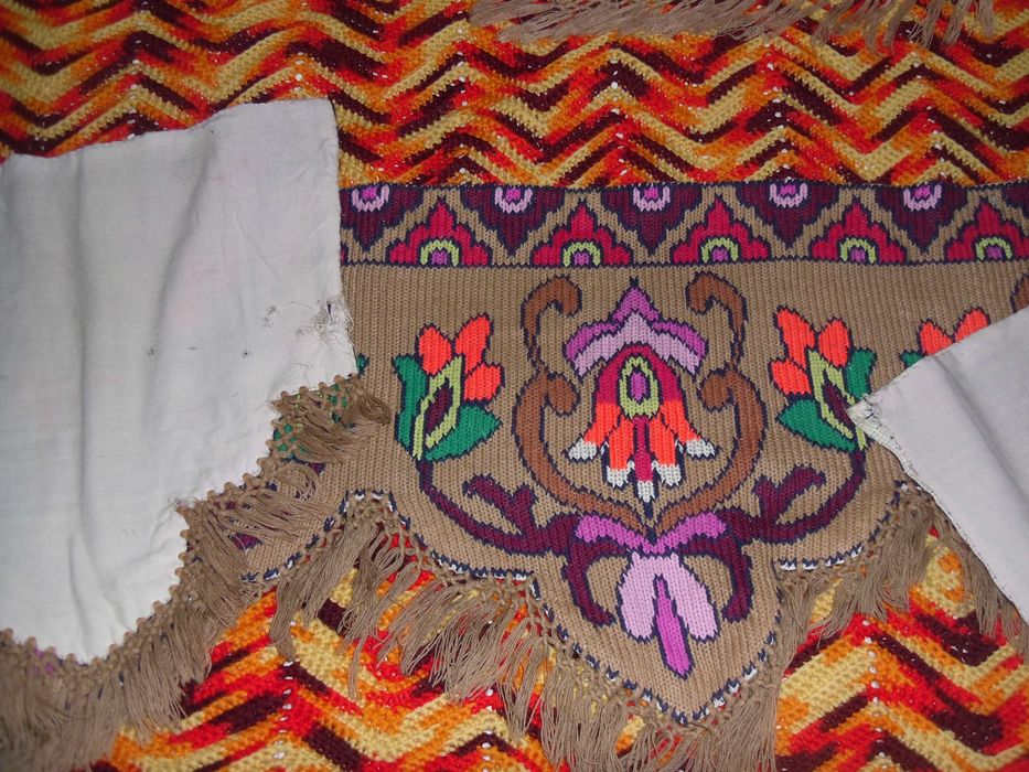 fata masa cu draperie cusute chelim