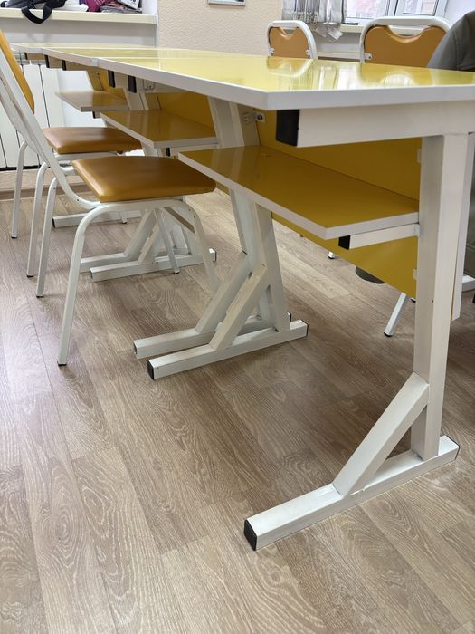 Парты со стульями