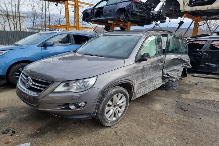 bara fata capota far stanga dreapta radiator apa clima intercooler  armatura grile bord plafoniera calandru  stop tripla stanga dreapta  VW Tiguan motor 2.0tdi 140cp CBAB 2009 Dezmembrez Dezmembrari