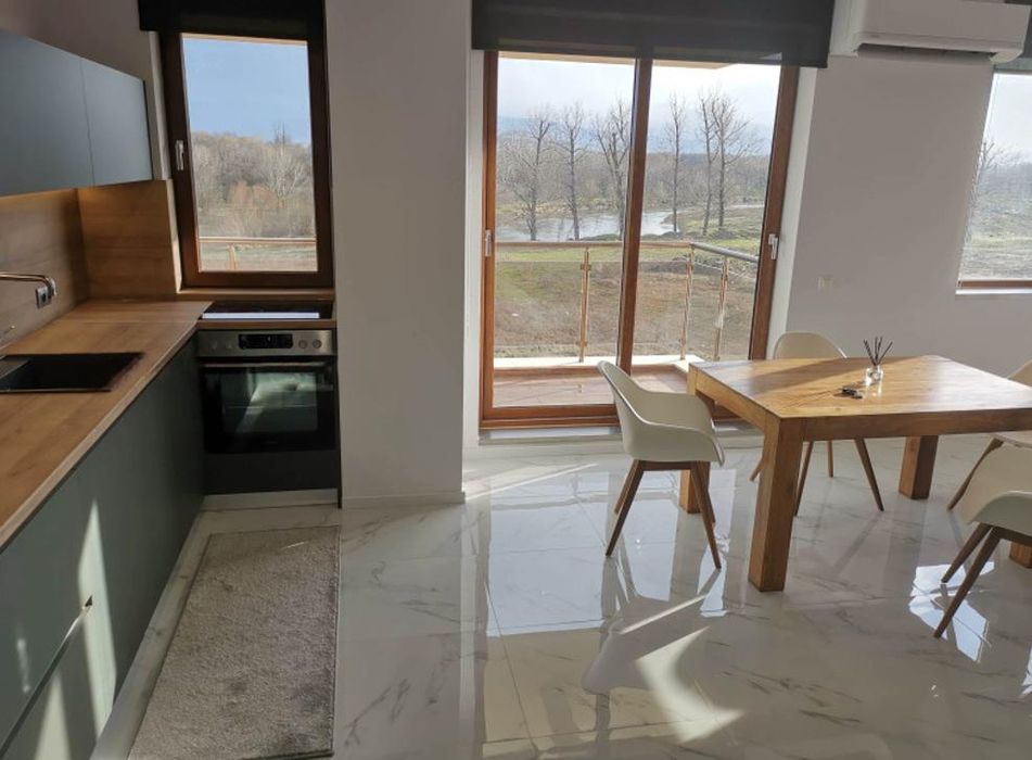 Дава се под наем Тристаен апартамент в Пловдив, Кършияка - 95 кв.м за 918 € - Снимка #1