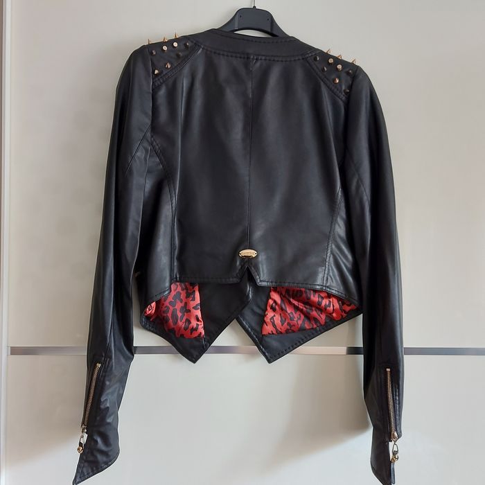 Черно кожено яке.